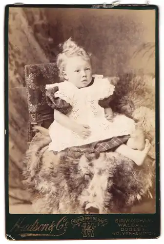 Fotografie Hudson & Co., Birmingham, Baby im Kleid mit traurigen Blick