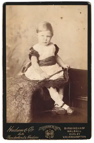 Fotografie Hudson & Co., Birmingham, Kleines Mädchen im Kleid mit traurigen Blick