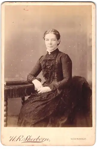 Fotografie H. R. Sherborn, Newmarket, High Street, Dame im Kleid mit zusammengesteckten Haaren