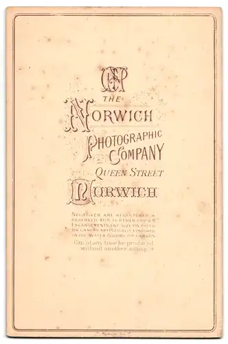 Fotografie unbekannter Fotograf, Norwich, Queen Street, Älterer Herr im Anzug mit Koteletten