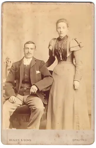 Fotografie Beales & Sons, Spalding, New Road, Paar in Sonntagskleidung