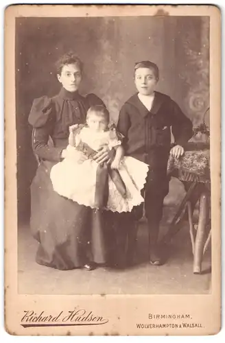 Fotografie Richard Hudson, Birmingham, Mutter mit ihren zwei Kindern nebst Tisch