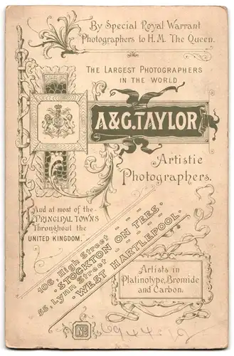 Fotografie A. & G. Taylor, Stockton on Tees, High Street 106, Stilvoller Jüngling mit gestreifter Krawatte