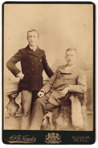 Fotografie A. & G. Taylor, Bristol, Baldwin Street, Zwei junge Männer in unterschiedlichen Posen