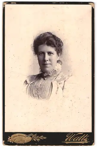 Fotografie Watts, Clifton, 15 Royal Promenade, Sympathische Dame mit Spitzenkragen