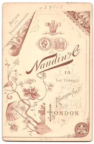 Fotografie Naudin & Co., London, Kensington High Street, Mädchen mit Schleife um die Hüfte