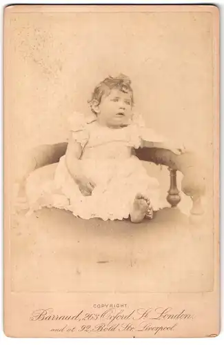 Fotografie Mr. Barraud, London, 263 Oxford Street, Gelangweiltes Kleinkind im weissen Kleidchen