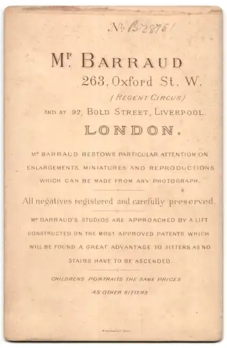 Fotografie Mr. Barraud, London, 263 Oxford Street, Kleinkind auf schickem Sessel