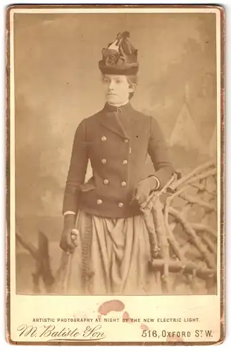 Fotografie M. Batiste & Son, Ort unbekannt, Dame mit ausgefallenem Hut