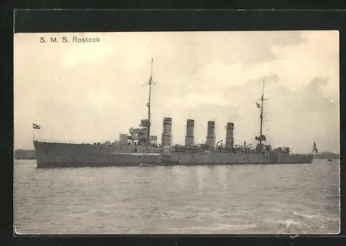 AK Kriegsschiff SMS Rostock vor einer Küste