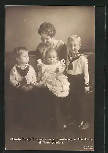 AK Victoria Luise, Herzogin zu Braunschweig und Lüneburg mit ihren Kindern