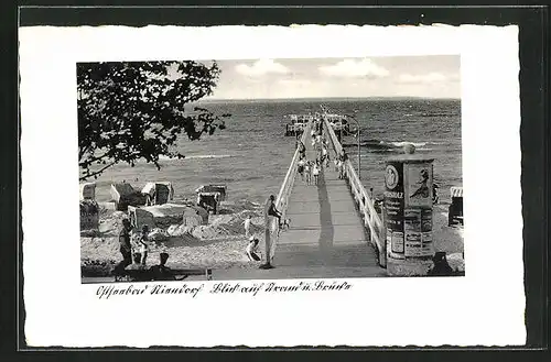 AK Niendorf /Ostsee, Blick auf die Landungsbrücke mit Passanten, Litfasssäule