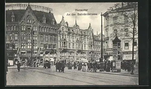 AK Hannover, An der Bahnhofstrasse mit Geschäften und Litfasssäule