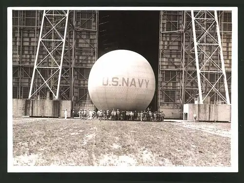 Fotografie unbekannter Fotograf, Ansicht Lakehurst, Fesselballon mit Bodenpersonal der US-Navy vor Luftschiffhalle