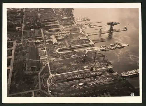 Fotografie unbekannter Fotograf, Ansicht Philadelphia, Zeppelin-Luftschiff über den Docks der Marinewerft