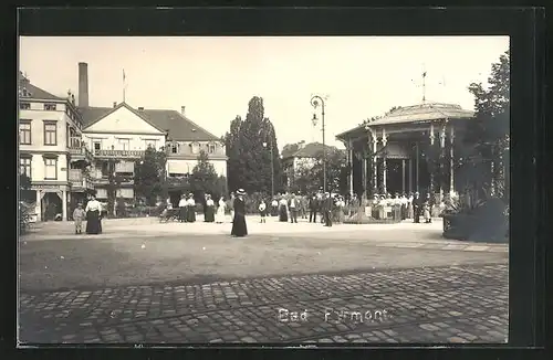 AK Bad Pyrmont, Grosses Badehotel und Leihbibliothek am Brunnenplatz