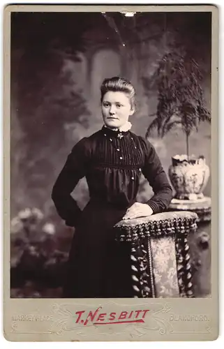 Fotografie T. Nesbitt, Blandford, Portrait junge Dame in zeitgenössischer Kleidung