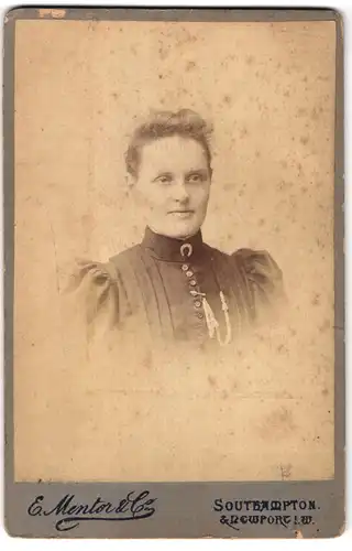 Fotografie E. Mentor & Co., Southampton, 9, Oxford Street, Portrait junge Dame im modischen Kleid