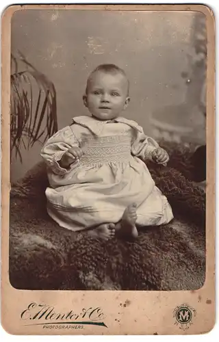 Fotografie E. Mentor & Co., Southampton, 9, Oxfrod Street, Portrait niedliches Kleinkind im hübschen Kleid