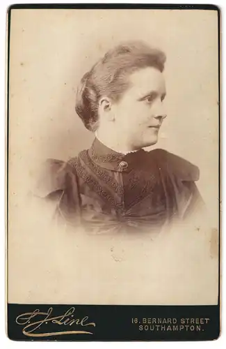 Fotografie S. J. Line, Southampton, 16, Bernard Street, Portrait junge Dame im hübschen Kleid