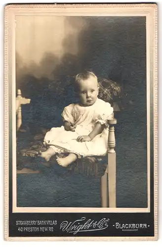 Fotografie Wright & Co., Blackburn, 40, Preston New Rd., Portrait kleines Mädchen im weissen Kleid