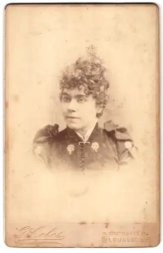 Fotografie G. Coles, Gloucester, 10, Southgate St., Portrait junge Dame in zeitgenössischer Kleidung