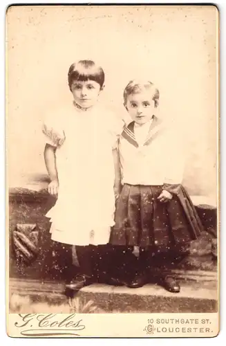 Fotografie G. Coles, Gloucester, 10, Southgate St., Portrait zwei kleine Mädchen in hübscher Kleidung