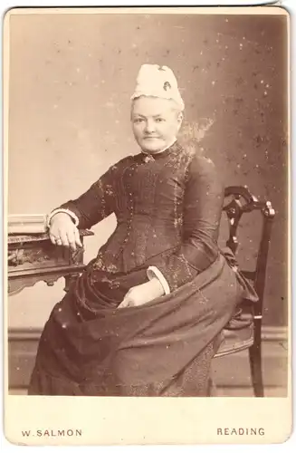 Fotografie W. Salmon, Reading, Portrait bürgerliche Dame mit Haube am Tisch sitzend