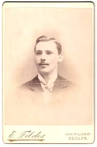 Fotografie E. Fildes, Eccles, John William St., Portrait eleganter Herr mit Oberlippenbart