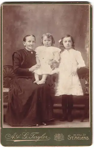 Fotografie A. & G. Taylor, St. Helens, 36, Hall St., Portrait ältere Dame im Kleid mit Mädchen und Kleinkind