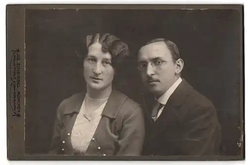 Fotografie Jul. Einsiedel, München, Wiener Platz 2, Portrait bürgerliches Paar in modischer Kleidung