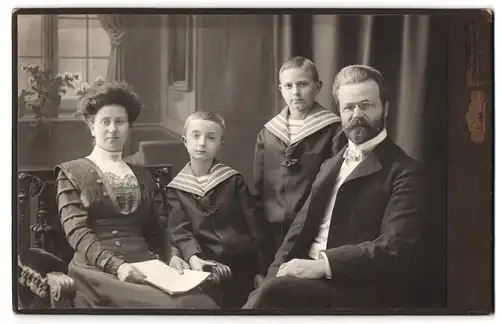 Fotografie Paul Schuppe, Halle a / S., Gr. Steinstrasse 9, Portrait bürgerliches Paar mit zwei Söhnen