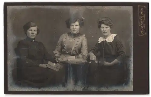 Fotografie Ernst Stegelmann, Gelting, Portrait drei bürgerliche Damen mit Büchern am Tisch