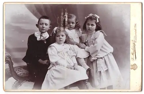 Fotografie J. Massing, Emmerich, Portrait drei Mädchen und Junge in zeitgenössischer Kleidung