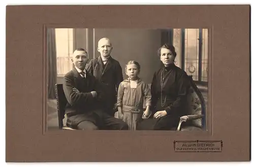 Fotografie Alwin Dietrich, Glauchau, Portrait bürgerliche Dame mit zwei älteren Söhnen und einer Tochter