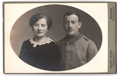 Fotografie Adolf Jacobi, Meiningen, Bismarckstrasse 15, Portrait Soldat in Uniform mit seiner Frau