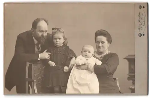 Fotografie Fritz Ette, Eisleben, Portrait bürgerliches Paar mit kleiner Tochter und einem Baby