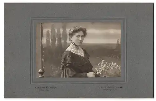 Fotografie Adolph Richter, Leipzig-Lindenau, Merseburger Strasse 61, Portrait junge Dame im hübschen Kleid