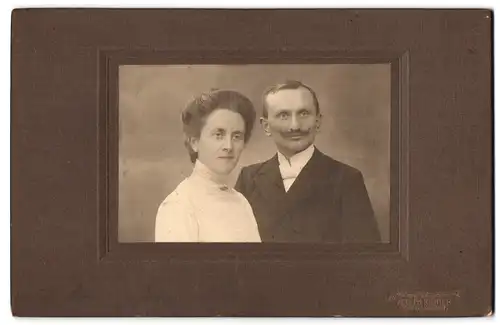 Fotografie Adolph Richter, Leipzig-Lindenau, Merseburger Strasse 61, Portrait bürgerliches Paar in hübscher Kleidung