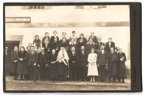 Fotografie J. Gollwitzer, Arnstorf i. Ndby., Portrait bürgerliches Paar in Hochzeitskleidung & Hochzeitsgesellschaft