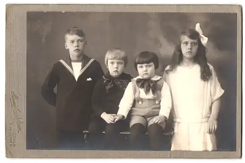 Fotografie Mimmi Gustafsson, Stockholm, Götgatan 3, Portrait vier Kinder in zeitgenössischer Kleidung