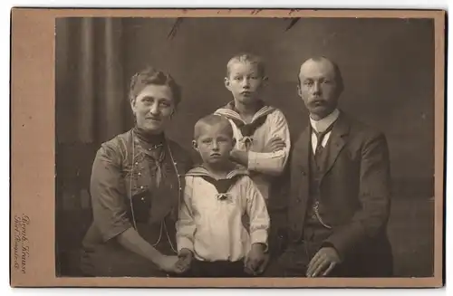 Fotografie Bernh. Krause, Kiel, Ringstrasse 83, Portrait bürgerliches Paar mit zwei Söhnen