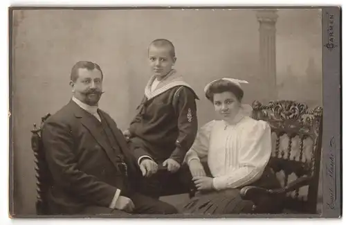 Fotografie Emil Flasche, Barmen, Heckinghauser-Strasse 25, Portrait bürgerlicher Herr mit junger Frau und einem Jungen