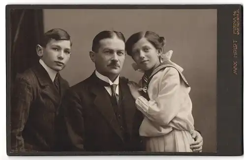 Fotografie Max Holdt, Pirna a / E., Garten-Strasse 31, Portrait bürgerlicher Herr mit Tochter und einem Sohn