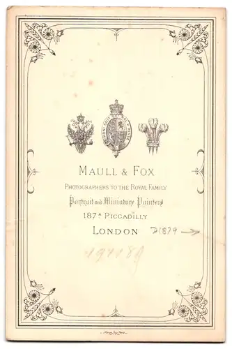 Fotografie Maull & Fox, London, 187 A, Piccadilly, Portrait älterer Geistlicher auf Stuhl sitzend