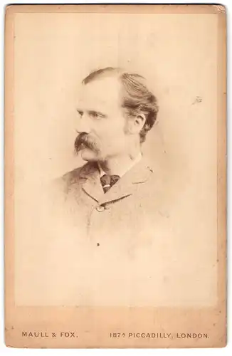 Fotografie Maull & Fox, London, 187 A, Piccadilly, Portrait modisch gekleideter Herr mit Schnauzbart