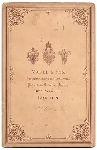 Fotografie Maull & Fox, London, 187 A, Piccadilly, Portrait modisch gekleideter Herr mit Schnauzbart