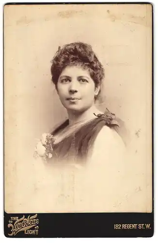 Fotografie The Vander Weyde, London, 182, Regent Street, Portrait junge Dame im modischen Kleid
