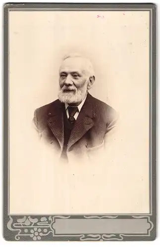 Fotografie unbekannter Fotograf und Ort, Portrait älterer Herr im Anzug mit Krawatte