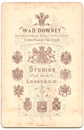 Fotografie W. & D. Downey, London-SW, 57 & 61 Ebury St., Portrait junge Dame mit Kragenbrosche